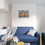 New 4Bd Stylish Apartment With Amazing Transport